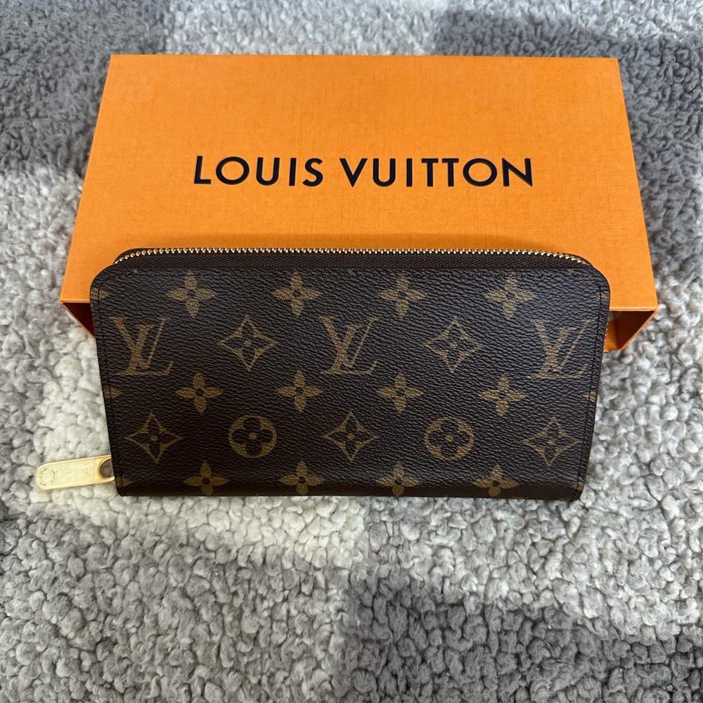 Louis Vuitton NWT zippy wallet
